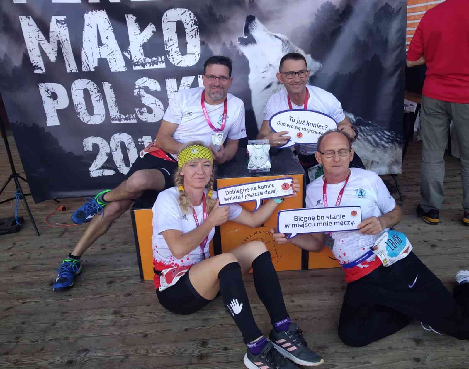 Krzysztof Gierlasiński z zawodnikami z Klubu Biegacza "Athletic" Zręcin