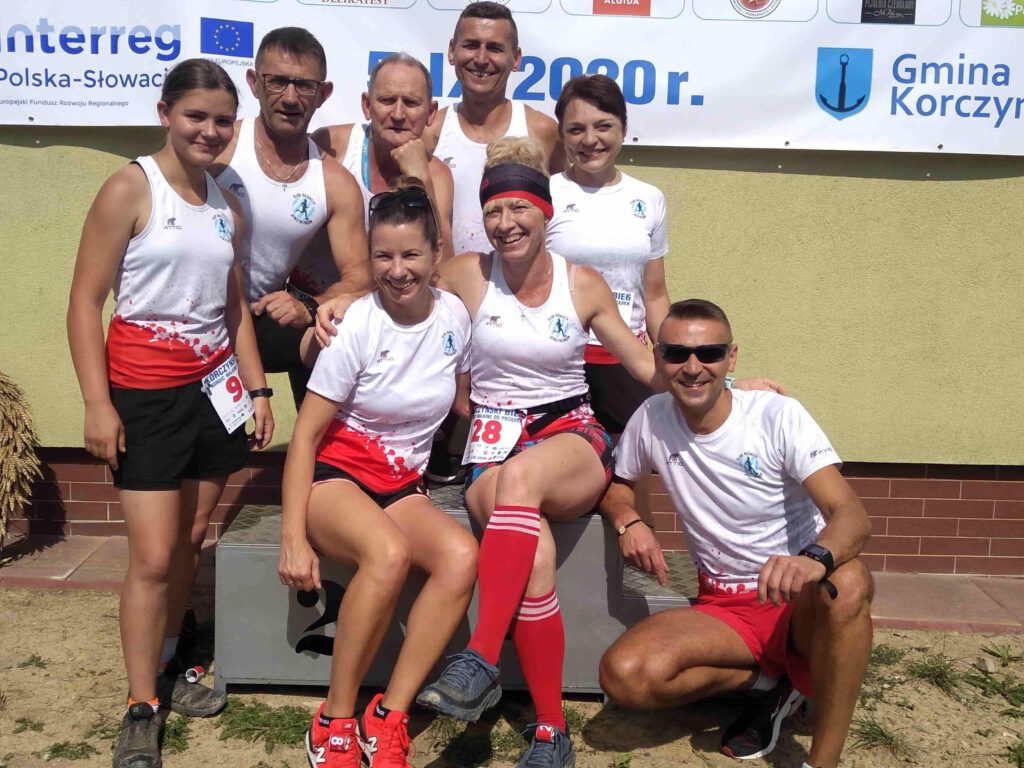 Krzysztof Gierlasiński z zawodnikami z Klubu Biegacza "Athletic" Zręcin