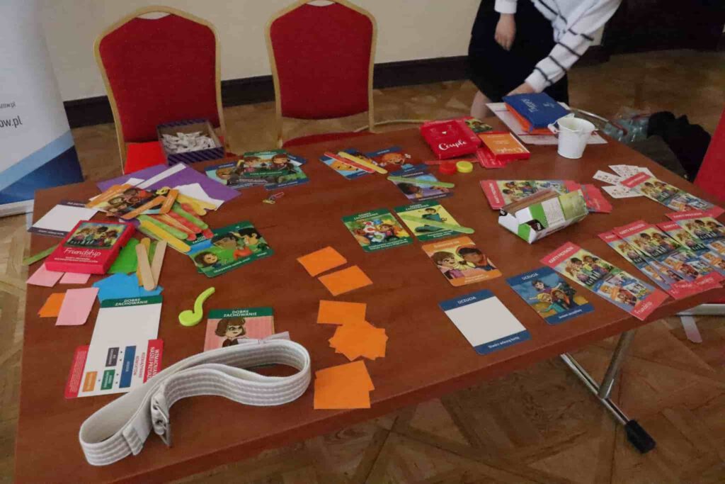 „Karty Przyjaźni” propagowane są przez Fundację Wielkie Serce dla Dzieci.