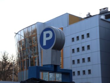 Parkometr na parkingu na przeciwko RCKP