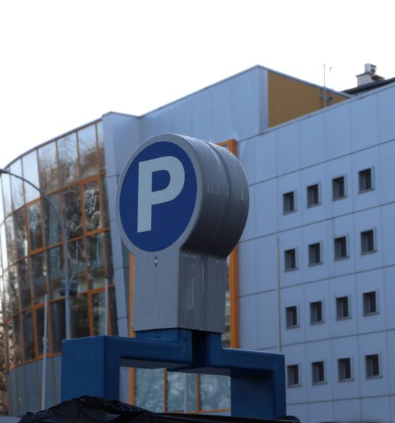 Parkometr na parkingu na przeciwko RCKP