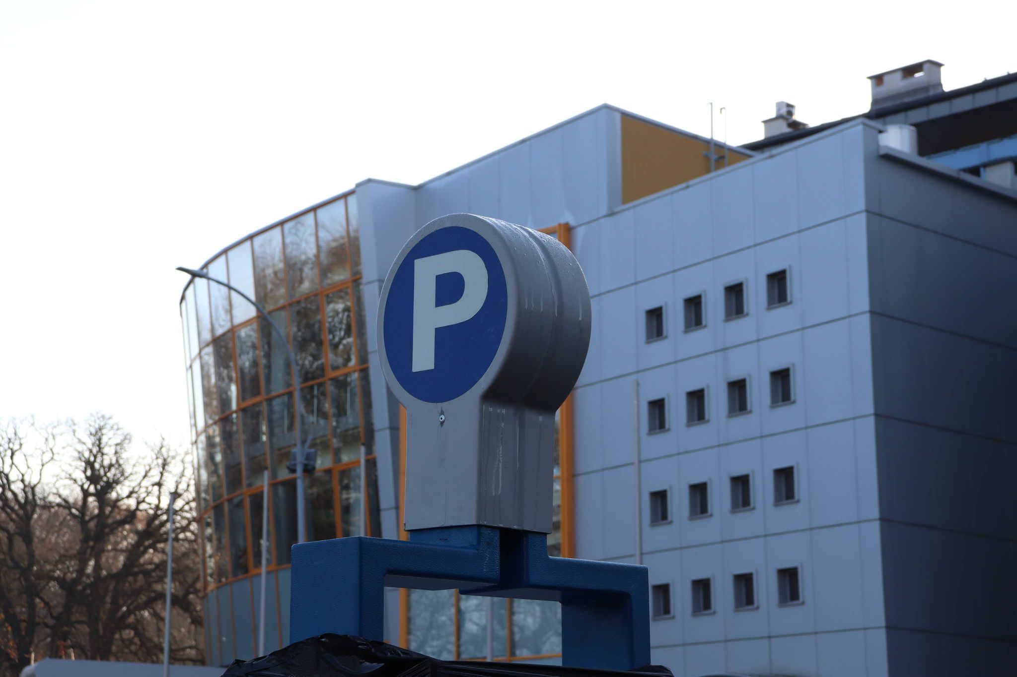 Parkometr na parkingu na przeciwko RCKP