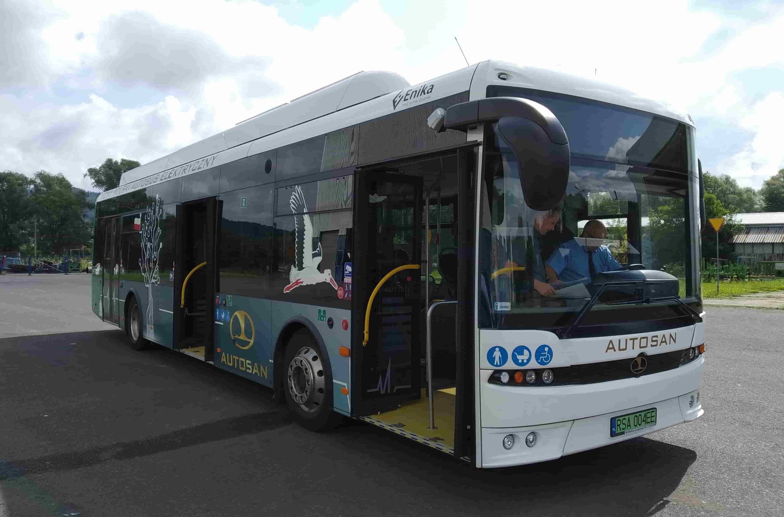 Autosan 12 LFE to niskopodłogowy autobus elektryczny o długości 12 m, przeznaczony do obsługi miejskiego ruchu pasażerskiego