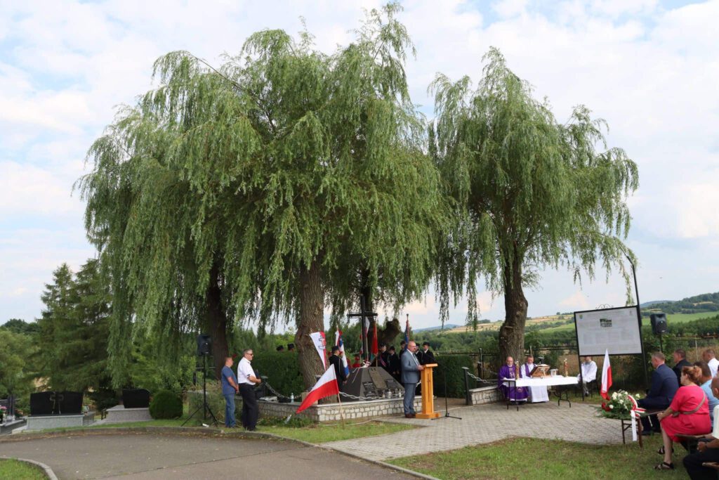 Uroczystości przy grobie nieznanego żołnierza w Iwoniczu