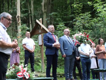 Samorządowcy złożyli kwiaty w Lesie Grabińskim