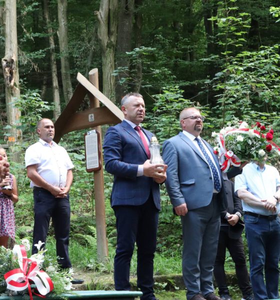 Samorządowcy złożyli kwiaty w Lesie Grabińskim