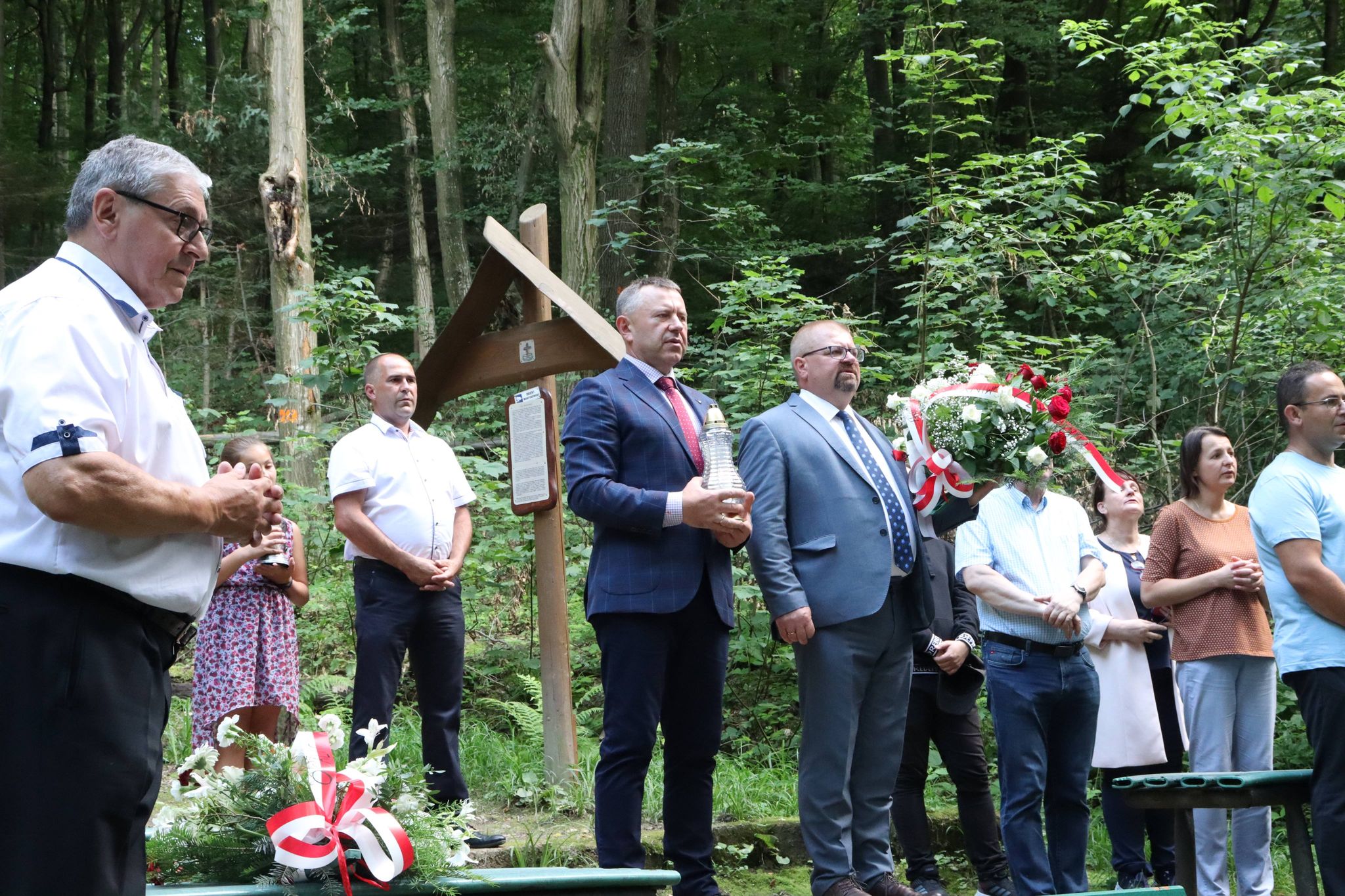 Samorządowcy złożyli kwiaty w Lesie Grabińskim