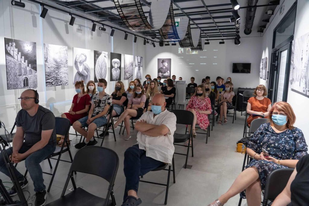 Uczestnicy konferencji Edukacyjne projekty filmowe i artystyczne jako narzędzia promocji dziedzictwa kulturowego w BWA Krosno