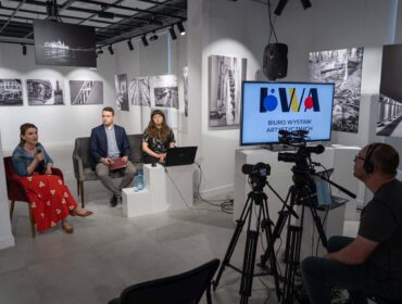 Dyrektorka BWA, Ewelina Jurasz wita gości premimery animacji "Co kryje Krosno" podczas konferencji Edukacyjne projekty filmowe i artystyczne jako narzędzia promocji dziedzictwa kulturowego