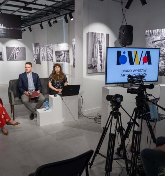 Dyrektorka BWA, Ewelina Jurasz wita gości premimery animacji "Co kryje Krosno" podczas konferencji Edukacyjne projekty filmowe i artystyczne jako narzędzia promocji dziedzictwa kulturowego
