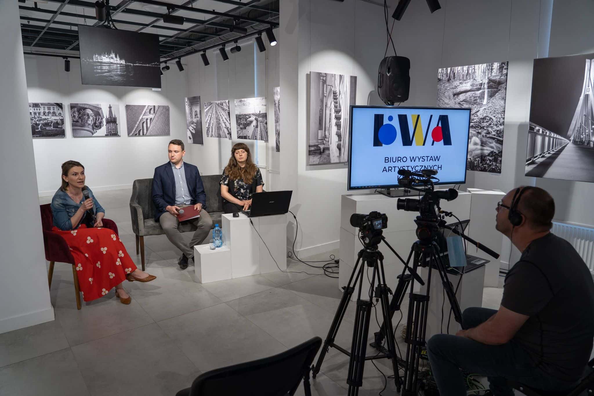 Dyrektorka BWA, Ewelina Jurasz wita gości premimery animacji "Co kryje Krosno" podczas konferencji Edukacyjne projekty filmowe i artystyczne jako narzędzia promocji dziedzictwa kulturowego