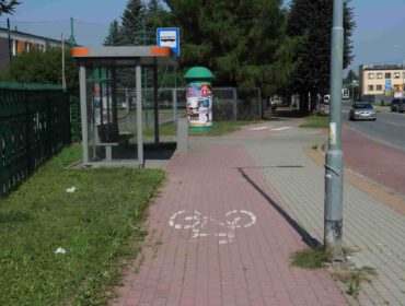 Ścieżka rowerowa przy ul. Tysiąclecia ogranicza dostęp do przystanku