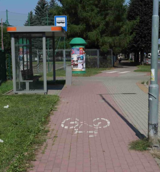 Ścieżka rowerowa przy ul. Tysiąclecia ogranicza dostęp do przystanku