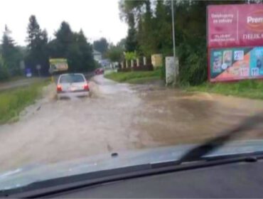 Ulica Stapińskiego w Krośnie w czasie ulewy ulica zamienia się w wartki potok