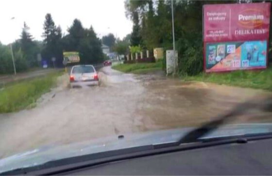 Ulica Stapińskiego w Krośnie w czasie ulewy ulica zamienia się w wartki potok