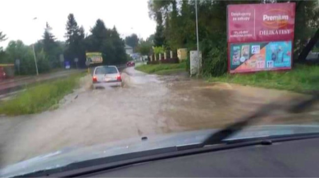 Ulica Stapińskiego w Krośnie w czasie ulewy ulica zamienia się w wartki potok