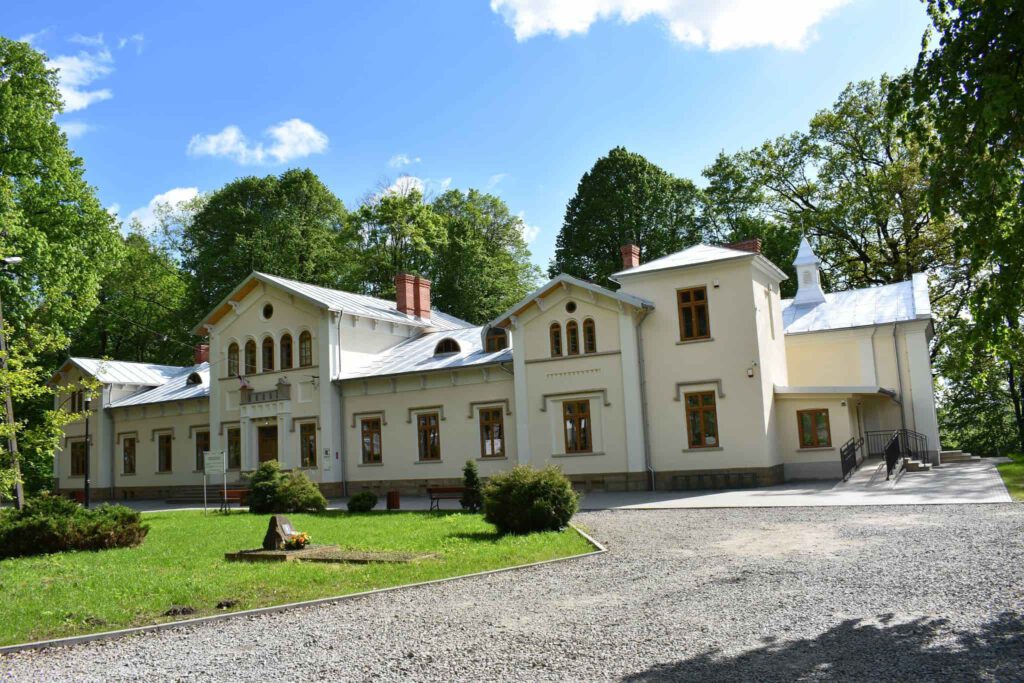 zespół dworsko-parkowe w Bratkówce związany z rodziną Starowieyskich