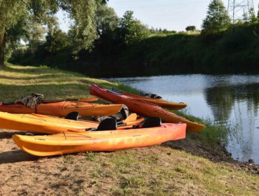 Dla wszystkich chcących poznać uroki z wiosłem w ręku Gmina Wojaszówka udostępnia nieodpłatnie kajaki na przystani w Wojkówce