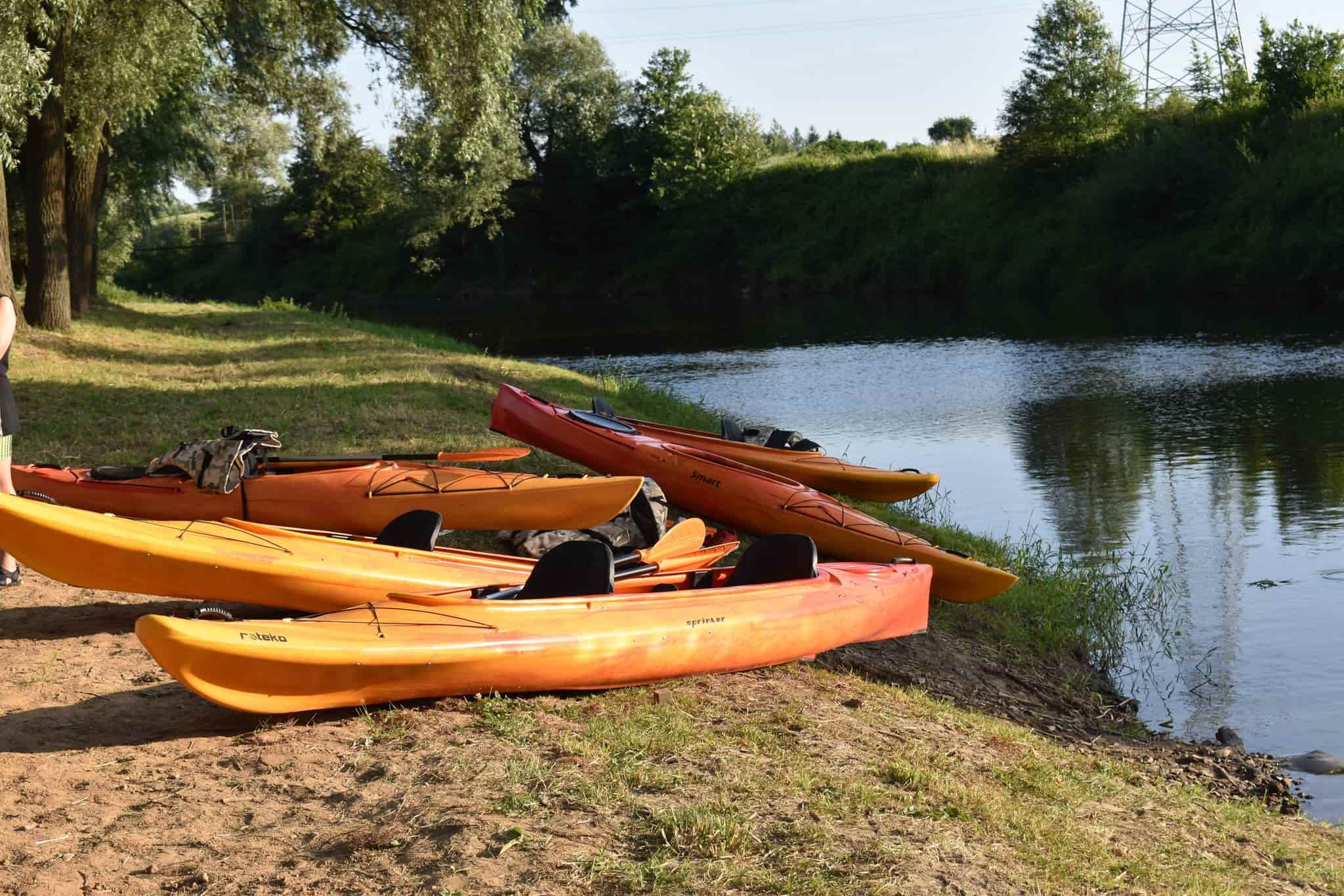 Dla wszystkich chcących poznać uroki z wiosłem w ręku Gmina Wojaszówka udostępnia nieodpłatnie kajaki na przystani w Wojkówce