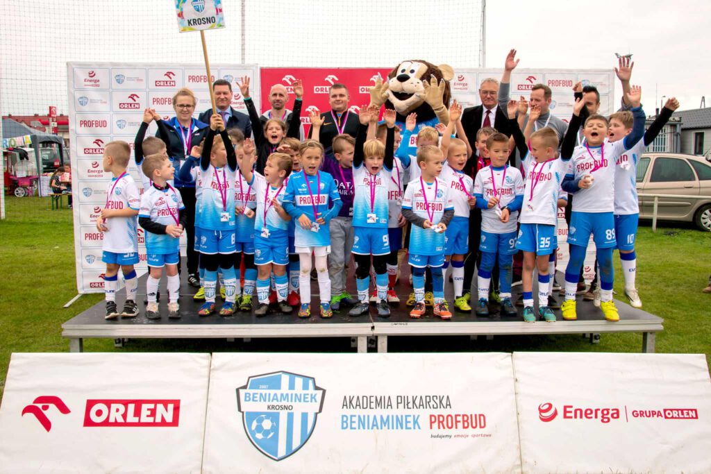 Zawodnicy Beniamina razem z trenerami i sponsorami