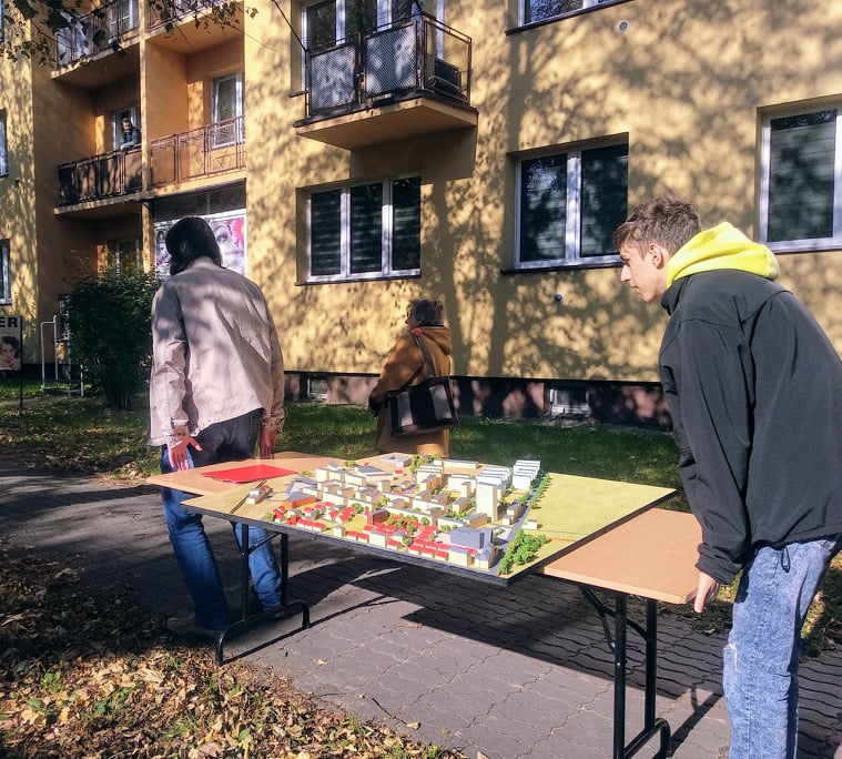 "Tysiąc słów o Osiedlu Tysiąclecia - społecznie zaktywizowane Krosno” to stworzone przez społeczników przedsięwzięcie, którego celem jest włącznie lokalnej wspólnoty w partycypacje. W ramach działań powstała makieta i zMAPowAnie miejsc problematycznych i do interwencji.