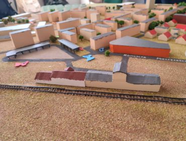 "Tysiąc słów o Osiedlu Tysiąclecia - społecznie zaktywizowane Krosno” to stworzone przez społeczników przedsięwzięcie, którego celem jest włącznie lokalnej wspólnoty w partycypacje. W ramach działań powstała makieta i zMAPowAnie miejsc problematycznych i do interwencji.