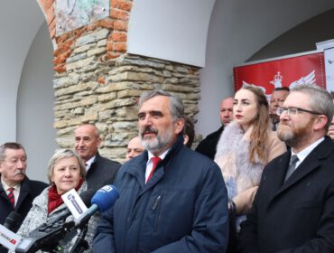 Spotkanie na krośnieńskim rynku z posłem Grzegorzem Braunem. Przy mikrofonie Ryszard Skotniczny