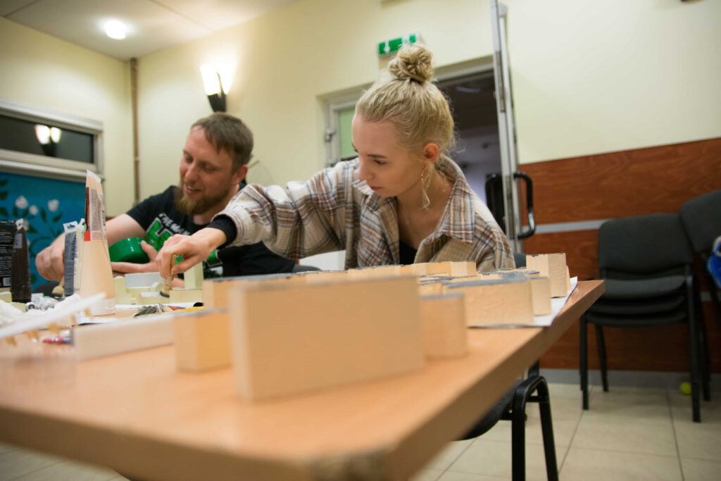 "Tysiąc słów o Osiedlu Tysiąclecia - społecznie zaktywizowane Krosno” to stworzone przez społeczników przedsięwzięcie, którego celem jest włącznie lokalnej wspólnoty w partycypacje. W ramach działań powstała makieta i zMAPowAnie miejsc problematycznych i do interwencji.