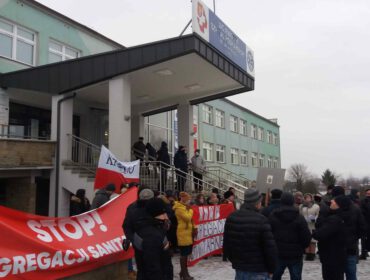 Pikieta antyszczepionkowców pod szpitalem w Krośnie