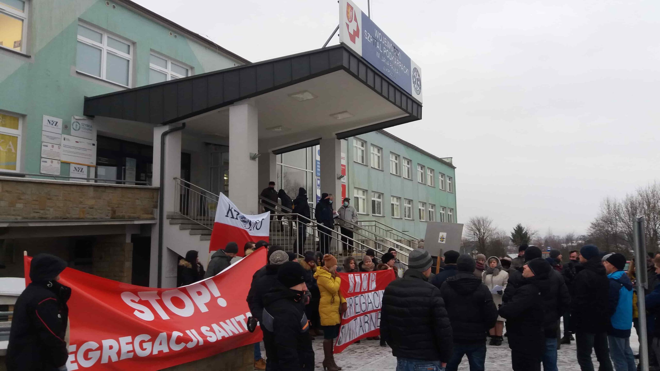Pikieta antyszczepionkowców pod szpitalem w Krośnie