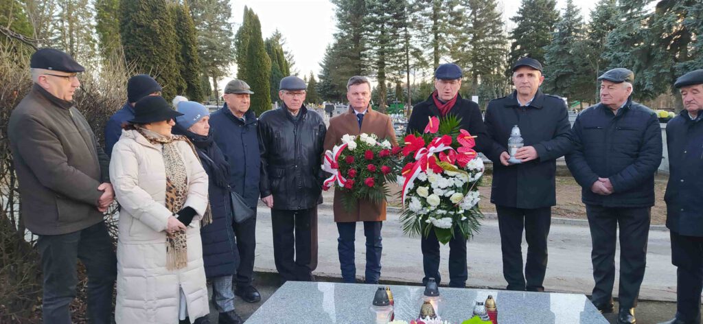 Z inicjatywy Dariusza Deptucha na cmentarzu komunalnym w Krośnie lokalni działacze oddali cześć zmarłemu w 76 rocznicę śmierci.