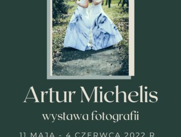 Plakat wystawy fotografii Artura Michelisa zatytułowana „Wielowątkowość w kadrach”