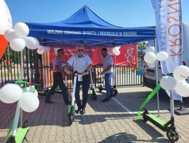 Prezydent Bronisław Baran jedzie na hulajnodze elektrycznej