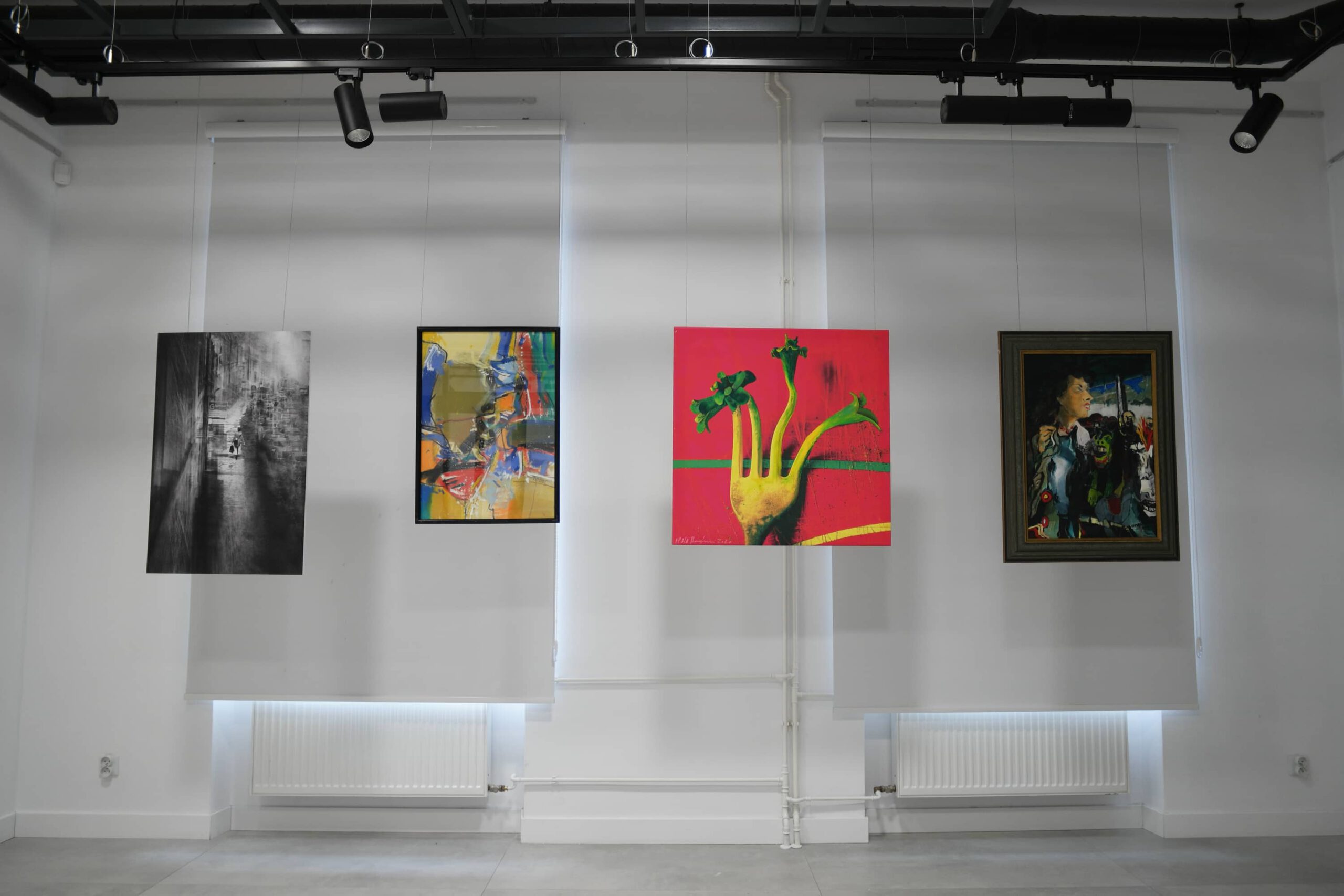 Obrazy z Galerii Atrium z Preszowa na wystawie w BWA Krosno