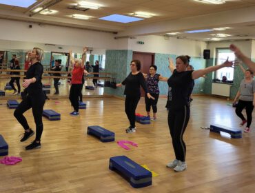 Aktywne seniorki podczas ćwiczeń na sali w rckp