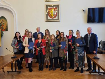 Członkinie Krośnieńskiej Rady Kobiet I kadencji wraz z prezydentem Miasta Krosna i jego zastępcą