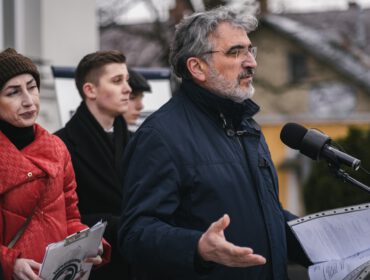 Ryszard Skotniczny podczas protestu pod urzędem Miasta Krosna