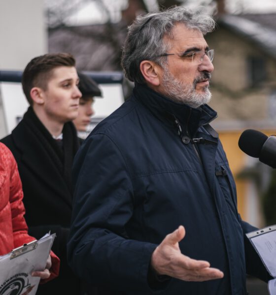 Ryszard Skotniczny podczas protestu pod urzędem Miasta Krosna