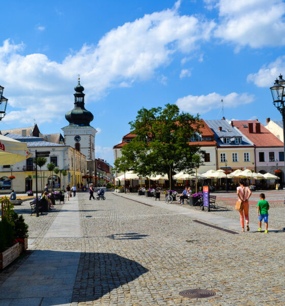 Widok krośnieńskiej starówki z wieżą zegarową i podcieniami
