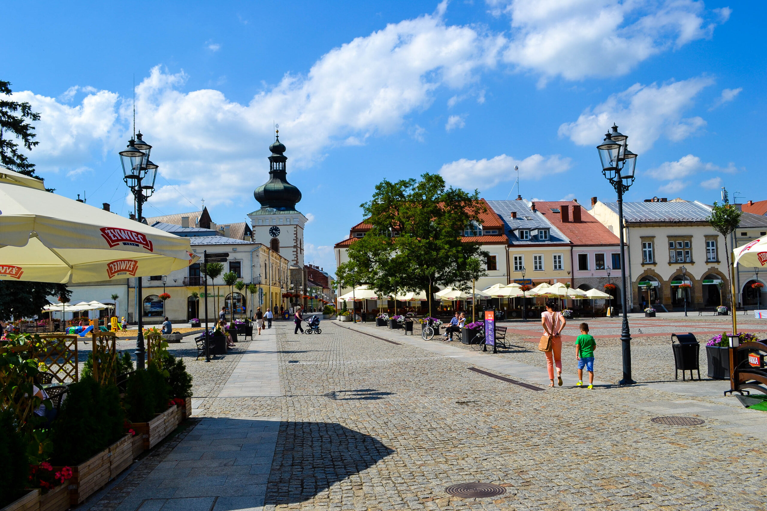 Widok krośnieńskiej starówki z wieżą zegarową i podcieniami