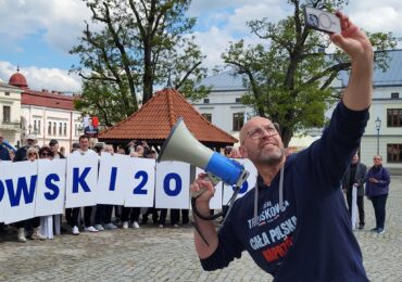 Spontaniczny wiec Trzaskowskiego. Czy posłowie popierają Przytockiego?
