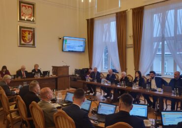 Wyższe podatki, "populizm" i niejawne ustalenia na sesji Rady Miasta