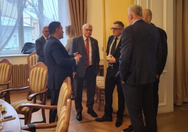 W jaki sposób można kontrolować radnych?