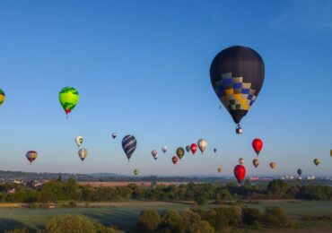 "ZARAZ PRZED STARTEM": Balonowa wystawa zdjęć Artura Michelisa