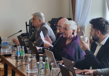 Na sesji o "ciepłej wodzie z kranu"