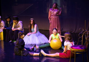 ZAKOŃCZENIE SEZONU ARTYSTYCZNEGO: WIELKI FINAŁ GRUPY TEATRALNEJ „ŁYK SZCZĘŚCIA” I KLUBU UMIAŁKA