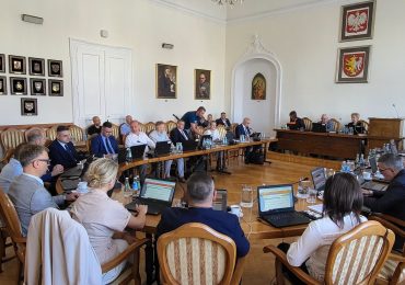 Krosno potrzebuje "kolei pomorskiej"? Ważny dokument "spadł" z porządku obrad