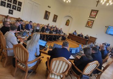 "Podniżka" podatków w Krośnie. Najpierw kłótnia, potem głosowanie na opak